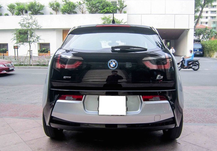 Nếu sử dụng động cơ xăng 2 xi-lanh 647 cc tuỳ chọn, chiếc xe có thể đi được 300 km với mức tiêu thụ trung bình chỉ 1,9 lít xăng/100 km.