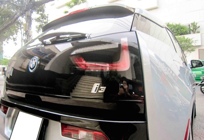 Với trọng lượng chỉ chưa đầy 1,2 tấn, i3 vẫn có khả năng tăng tốc rất ấn tượng nhờ có mô-men xoắn lớn từ động cơ điện.
