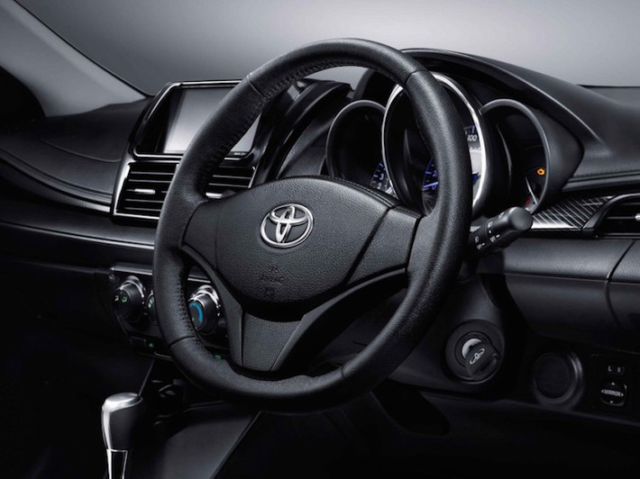 Nội thất của phiên bản Vios TRD Sportivo được trang bị thêm các chi tiết ốp giả vân carbon.