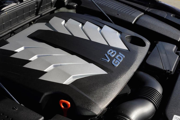 Equus sử dụng động cơ V8 5.0l nạp khí tự nhiên, với công suất tối đa 429 mã lực và mô-men xoắn cực đại 509 Nm.
