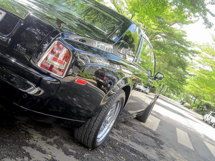 So với xe nguyên bản, Rolls-Royce Phantom EWB dài hơn 250 mm, chiều dài tổng thể đạt 6,091 mm. Xe được trang bị động cơ V12 6.75l với công suất tối đa 454 mã lực và mô-men xoắn 720 Nm.