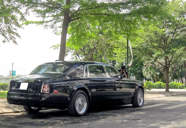 Tại Mỹ, giá của một chiếc Phantom là khoảng từ 300.000 USD. Nếu nhập về Việt Nam, giá của chiếc xe có thể bị đội lên hơn 1 triệu USD sau khi đóng đủ thuế.