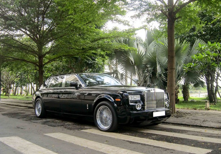 Với bộ bánh căm mạ chrome sáng bóng, chiếc Rolls-Royce đã có vẻ đẹp độc đáo và phần nào gợi nhớ về những chiếc Phantom đầu tiên những năm 1929.