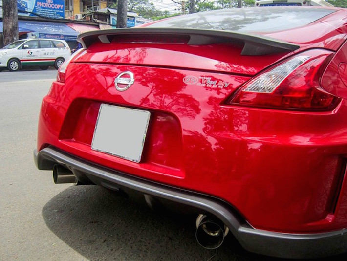Ở phía sau, chiếc 370Z này có hệ thống ống xả "độ" cùng cánh đuôi nhỏ gắn trên cốp.