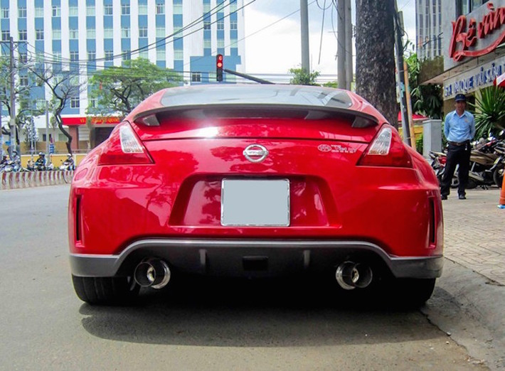 Toàn bộ thân xe sử dụng bodykit tương tự phiên bản thể thao 370Z Nismo.