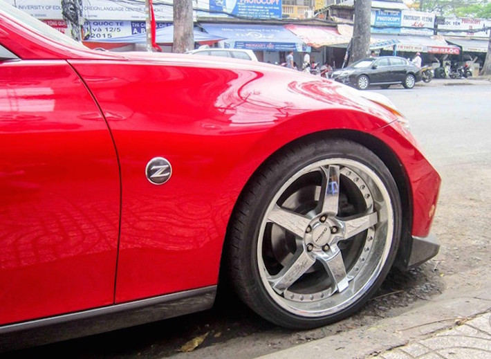 Bên cạnh bodykit, xe còn được trang bị cả bộ mâm 5 cánh 5Zigen 5ZR mạ bóng với kích thước lớn.