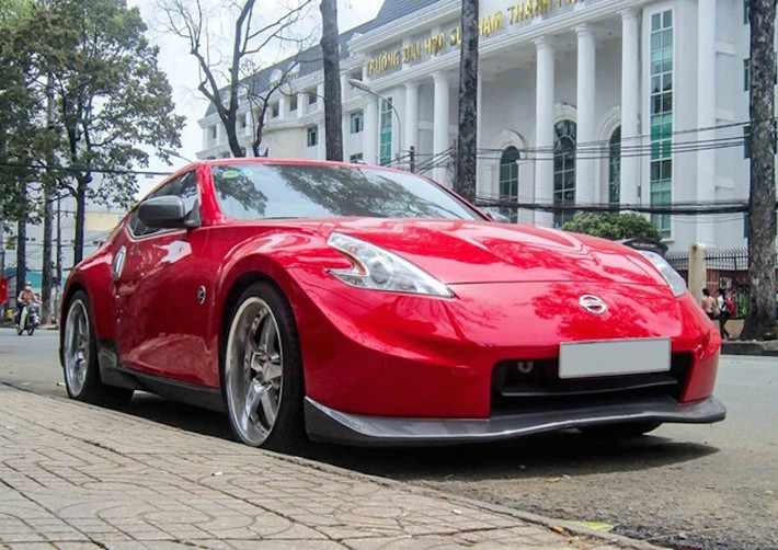Nissan 370Z là "hậu duệ" mới nhất trong dòng xe thể thao Z huyền thoại của Nissan, ra mắt lần đầu năm 1969 và đã trải qua 6 thế hệ.