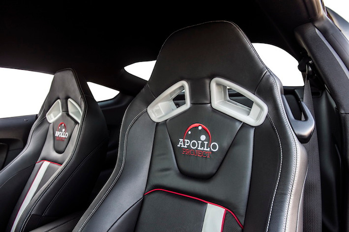 Ở trên lưng ghế trước được thêu nổi logo của dự án Apollo.