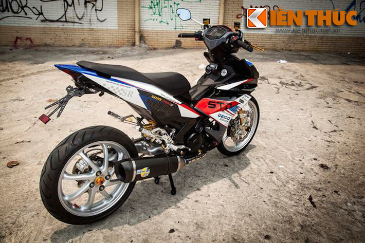 Chắn bùn nguyên bản của Exciter 150 đã bị loại bỏ, thay vào đó là pát biển số PKL. Về phần "nội công", chiếc Exciter 150 này được "độ" nhẹ với IC Hi-Speed của Thái và mô-bin sườn Protex.