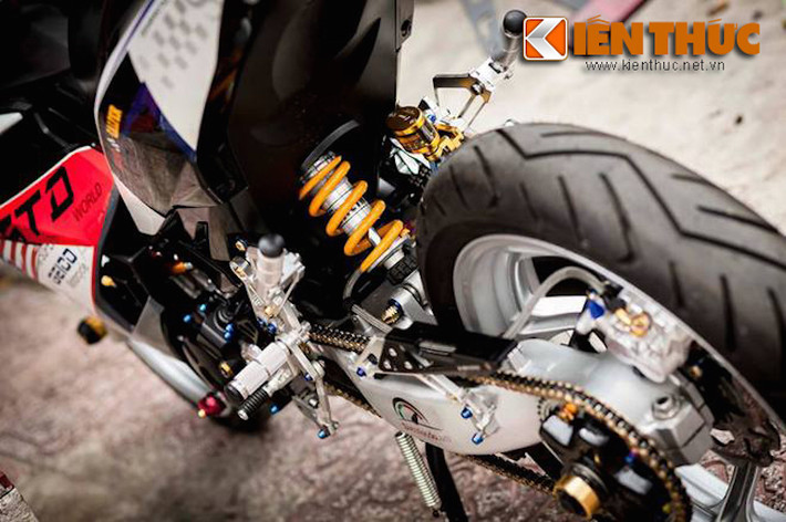 Phuộc sau của Exciter 150 cũng là của Ohlins, đồng thời xe được chế 1 gắp và mâm 10 cánh xoắn cũng từ NSR150 SP.