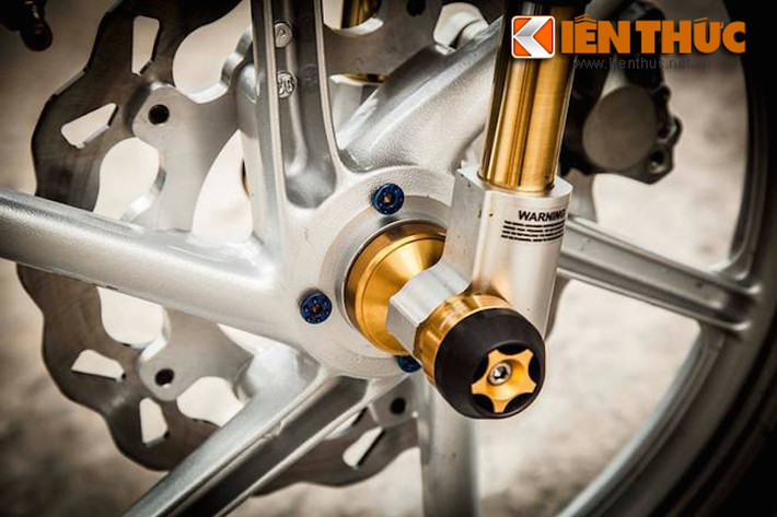 Trong khi đó, phuộc trước là của hãng Ohlins nổi tiếng.