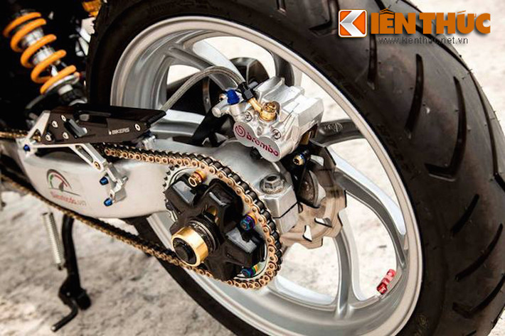 "Combo" heo Brembo - đĩa Galfer lại xuất hiện ở bánh sau xe.