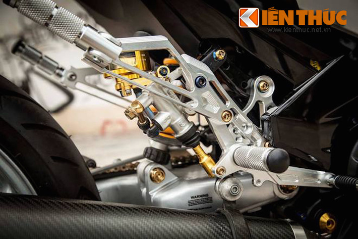 Ngoài ra, chiếc xe còn có báng để chân CNC cùng dàn ốc Proti.