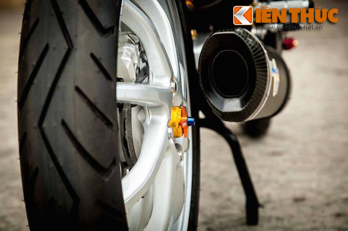 "Pô" của xe là LeoVince SBK Carbon, với vẻ ngoài thể thao và tiếng nổ uy lực.
