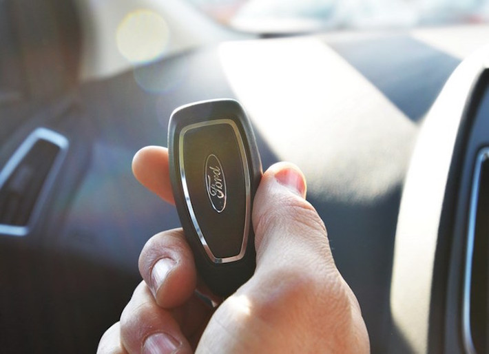 Chìa khoá thông minh Ford MyKey giúp chủ xe có thể lập trình một chìa khóa dự phòng có tính năng giới hạn tốc độ tối đa của xe, cảnh báo hết xăng sớm, hạn chế âm lượng hay thậm chí không kích hoạt được hệ thống giải trí nếu chưa thắt dây an toàn.