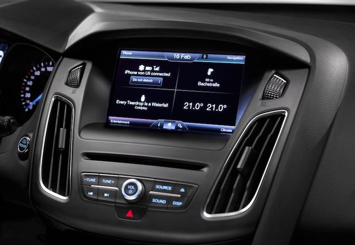 Hệ thống thông tin giải trí SYNC 2 cũng được update với màn hình cảm ứng lớn 8 inch như Ranger 2016, trong đó có tính năng đọc các dữ liệu của xe như tốc độ, quãng đường đi, thông tin điểm đến,... Bảng điều khiển trung tâm cũng được rút gọn số nút bấm lại và bố trí trực quan hơn.
