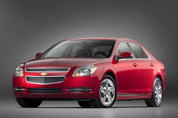 Năm 2008, thế hệ Chevrolet Malibu thứ 8 được đánh giá cao bởi giới truyền thông trong ngành công nghiệp ô tô, giành giải thưởng Chiếc Xe Của Năm khu vực Bắc Mỹ bên cạnh 40 giải thưởng danh giá khác.