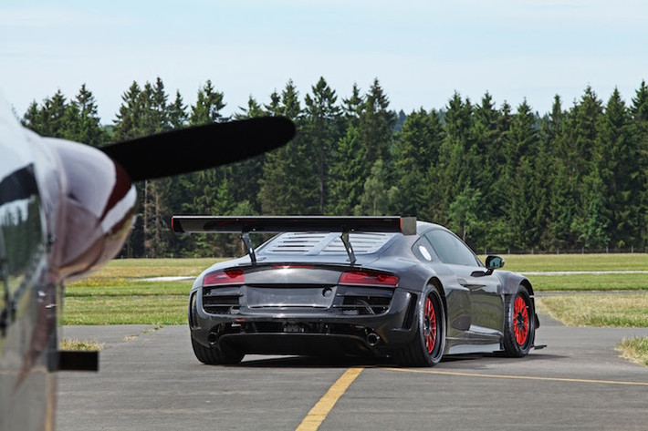 Từ phía sau, Audi R8 Recon MC 8 nổi bật với chiếc cánh đuôi khổng lồ.