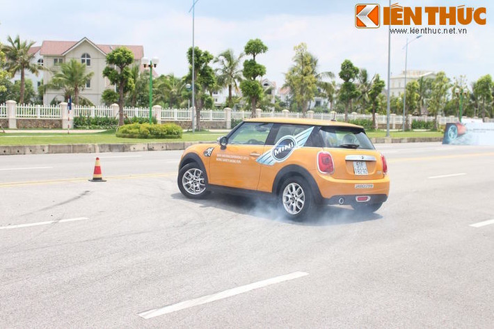 Bởi đây là một kỹ thuật khó, bài tập sẽ được sự hướng dẫn chi tiết của HLV Wong Kah Keen nhằm đảm bảo tính an toàn cho người tham dự.