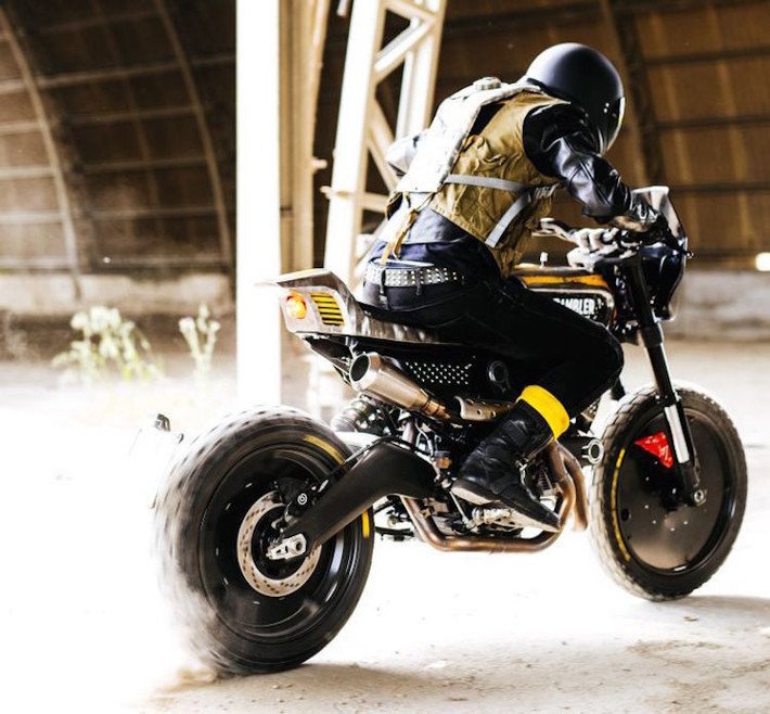 Được gọi với cái tên SC-Rumble, so với bản gốc Scrambler, chiếc xe có kiểu dáng cực "dị", cực độc đáo.