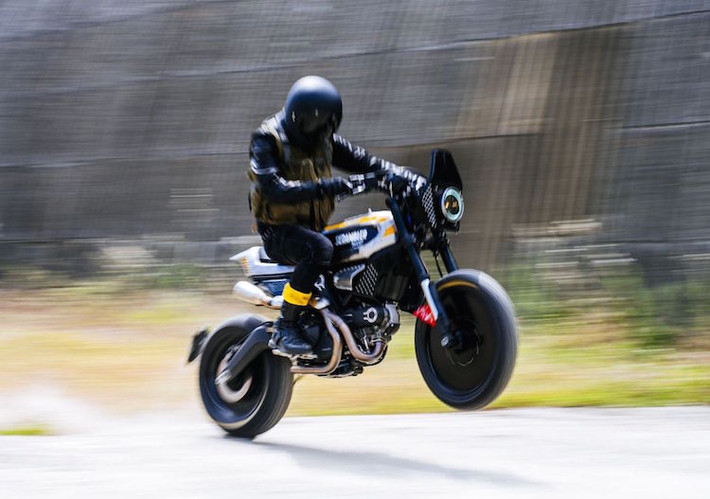 Khối động cơ 803 cc của Scrambler là đã đủ mạnh mẽ cho chiếc xe này, chính vì vậy nó không có cải tiến gì ngoài hệ thống xả mới với pô ngắn.