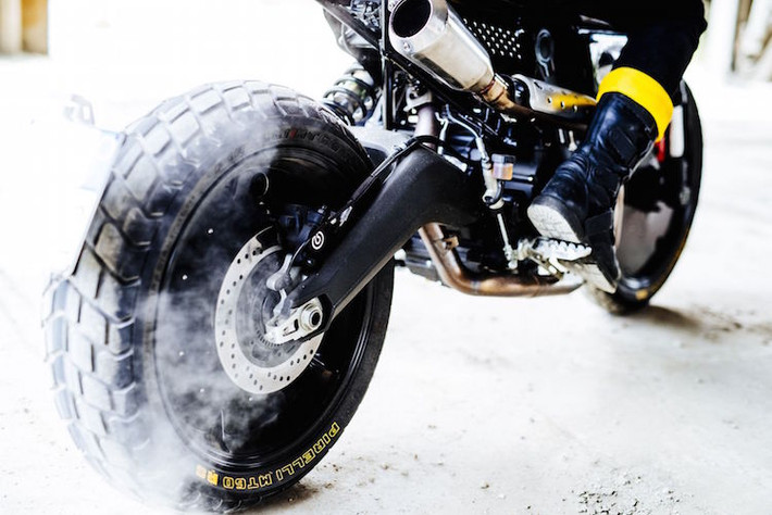 Do được tạo ra với sự hỗ trợ của hãng lốp Pirelli nên chiếc xe này có bộ lốp gai do hãng sản xuất ở cả 2 bánh.