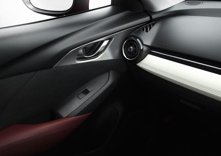 Những trang bị tuỳ chọn của bản CX-3 Touring đều xuất hiện trên CX-3 Grand Touring, cộng với hệ thống điều hoà tự động và nội thất bọc da/nhung.