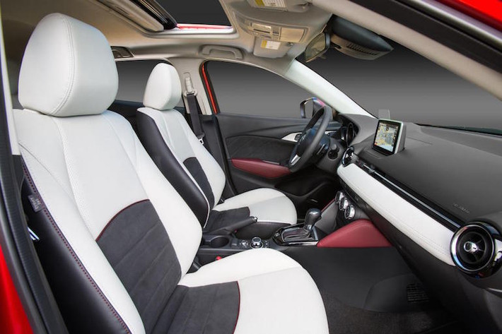 Phiên bản trung cấp CX-3 Touring có thêm mâm 16 inch, dàn âm thanh 6 loa cùng một loạt các trang bị tuỳ chọn như ghế trước có sưởi, dàn âm thanh Bose...