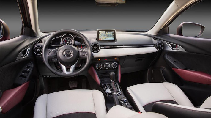 Ngay cả ở phiên bản rẻ nhất CX-3 Sport, chiếc xe vẫn có nội thất phong cách, hệ thống thông tin giải trí MAZDA CONNECT với màn hình 7 inch cùng một loạt các trang bị hiện đại.