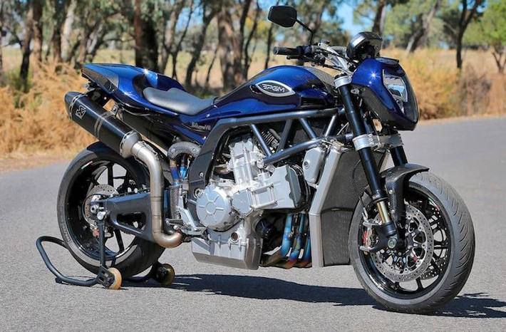 PGM V8 sở hữu thiết kế naked bike/streetfighter điển hình.