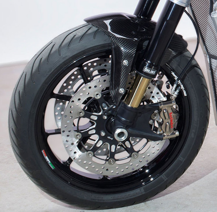 PGM V8 sử dụng một loạt các phụ tùng "hàng hiệu" như phanh Brembo, phuộc Ohlins, mâm Marchesini.