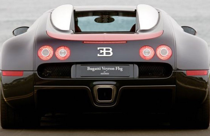 Động cơ của Veyron cực nóng. Vào năm 2001, khi thử nghiệm hết công suất, nhiệt độ động cơ đã khiến hệ thống thoát khí của phòng thí nghiệm bốc cháy. Sau đó, một phiên bản thử nghiệm của xe đã "phun" ra ngọn lửa dài tới 1,83 m khi đạt tốc độ 320 km/h.