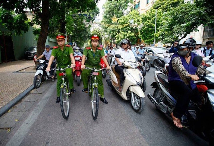 Trong ngày đầu thí điểm, hình ảnh những chiến sĩ công an trên chiếc xe đạp đã khiến nhiều người đi đường chú ý.