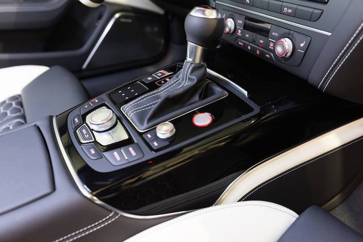 Tuy nhiên, chiếc RS6 này vẫn có các chi tiết ốp màu đen bóng, thay vì sợi carbon.