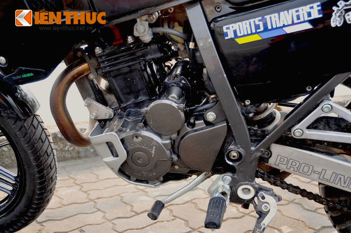 Xe được trang bị động cơ 1 xi-lanh 250 cc DOHC 4 kỳ có công suất 25 mã lực, tương đương với nhiều mẫu xe 250 cc ngày nay. Động cơ của xe không chỉ làm mát bằng chất lỏng mà còn có quạt tản nhiệt.