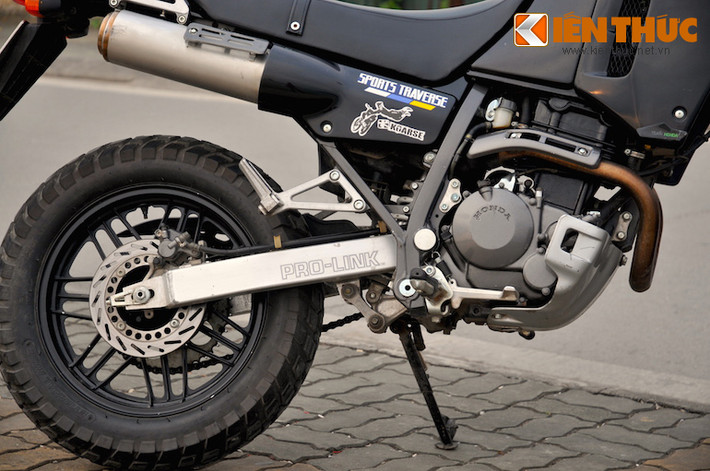 Bánh trước có kích cỡ 19 inch, trong khi bánh sau chỉ 16 inch. AX-1 cũng là một trong những mẫu xe đầu tiên được Honda ứng dụng công nghệ giảm xóc Pro-Link.