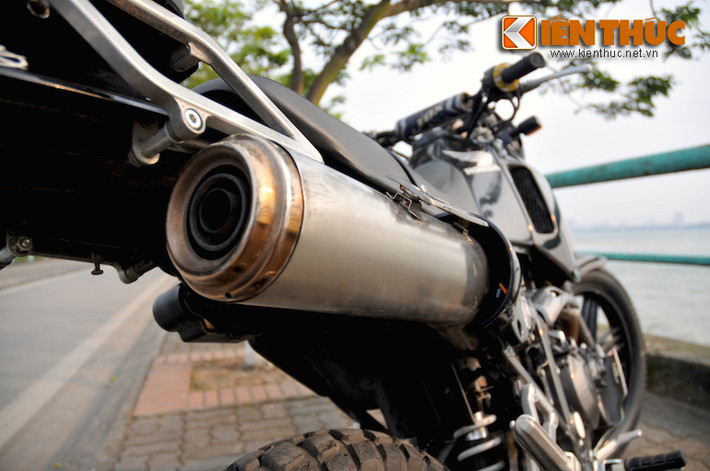 Là một mẫu xe địa hình, AX-1 có "pô vắt" giúp xe có thể dễ dàng vượt qua các địa hình ngập nước.