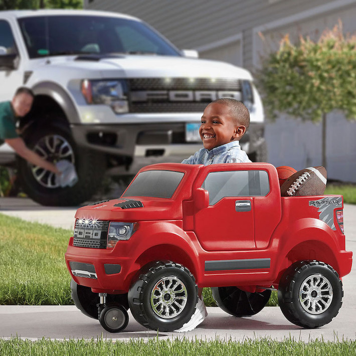 Dành cho trẻ từ 5 tuổi trở xuống, Ford đã tạo ra chiếc xe đẩy chân F150 Raptor chỉ có giá 110 USD (2,4 triệu đồng).