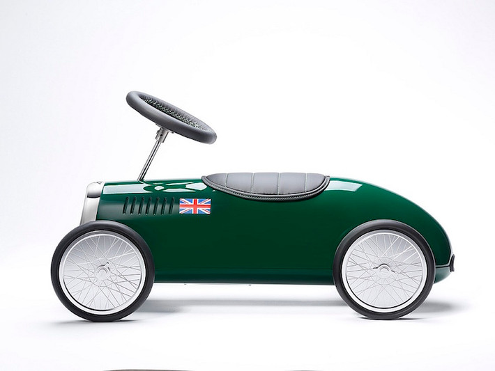 Tương xứng với đẳng cấp của Bentley, hãng đã tạo ra chiếc xe đẩy chân phỏng theo nguyên mẫu xe đua Blower, với thân gỗ Tulip, ghế da thủ công, các chi tiết nhôm CNC cùng mức giá "không tưởng" 3200 bảng Anh (tương đương 106,76 triệu đồng)!