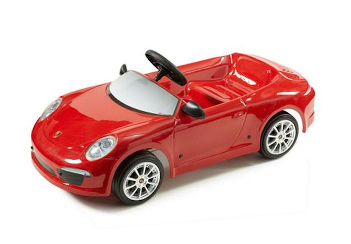 Porsche cũng dành riêng cho các "thượng đế nhí" một mẫu xe đạp chân với kiểu dáng giống dòng 911 huyền thoại của hãng, có giá bán 420 USD (9,16 triệu đồng).