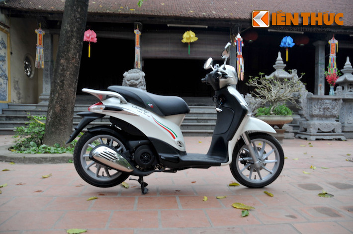 Tem cờ Ý chạy từ khe hút gió ở hai bên thân xe.