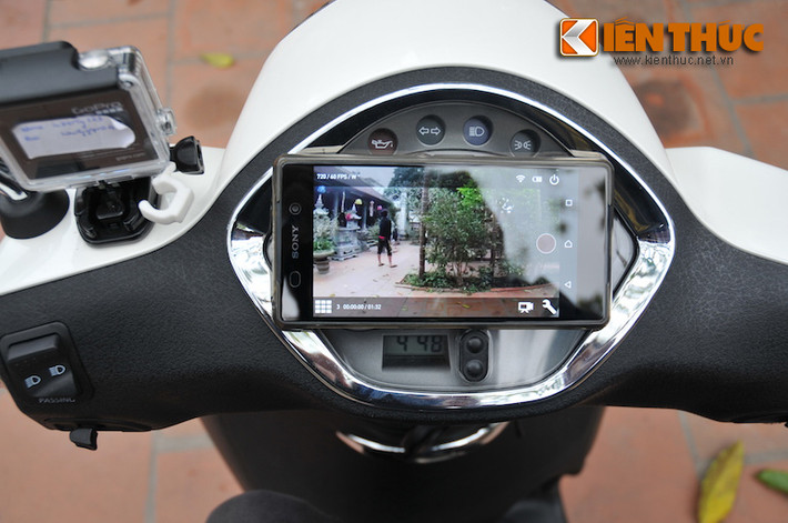 Camera này có thể được kết nối với smartphone thông qua Wifi và ứng dụng riêng, giúp xem lại video và điều chỉnh các chức năng.