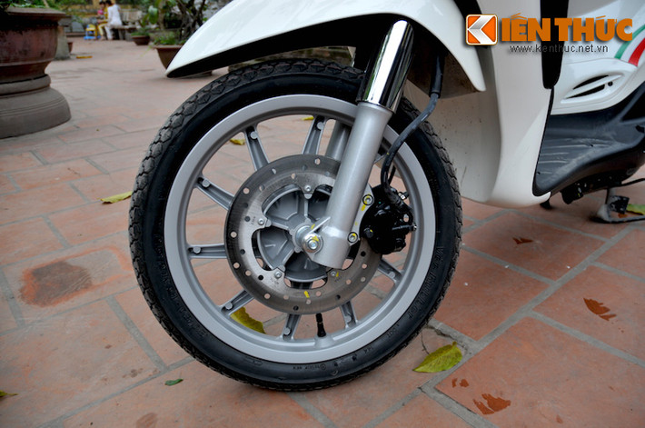 Xe vẫn sử dụng phanh đĩa cho bánh trước và phanh tang trống cho bánh sau.