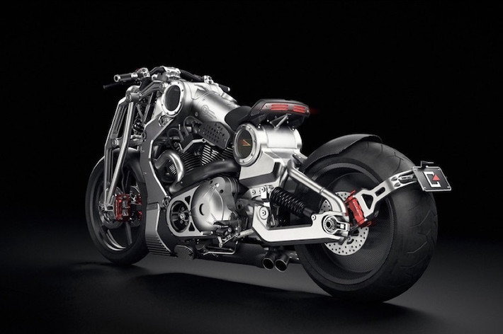 Combat Fighter được trang bị khối động cơ V-Twin 2163 cc, với công suất hơn 200 mã lực. Theo Confederate, khi xe đứng yên nổ máy, tỷ lệ mô-men xoắn/trọng lượng đã là 1:1.