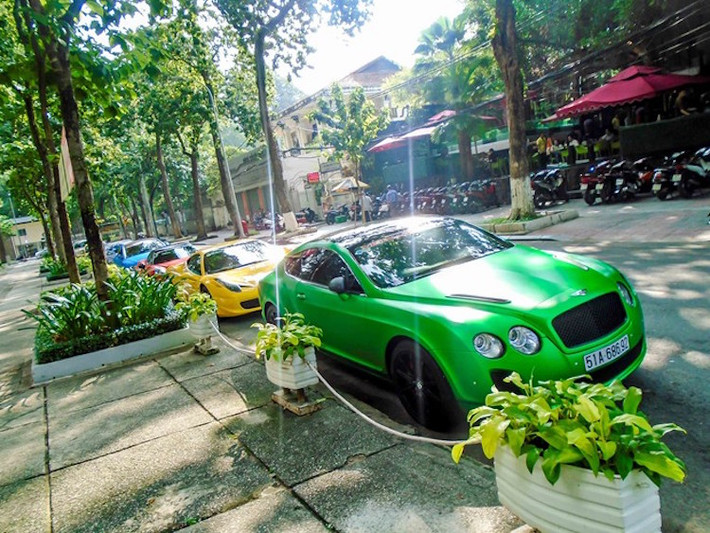 Chiếc Bentley Continental GT Supersport từng xuất hiện trong đám rước dâu tại Bình Định trước đây có màu trắng, nhưng nay đã được dán đổi sang màu xanh lá trẻ trung và cá tính.