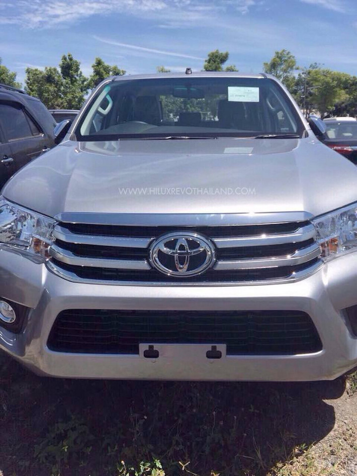 Cận cảnh lưới tản nhiệt mạ chrome của Toyota Hilux với các thanh ngang lớn vững chãi của xe.