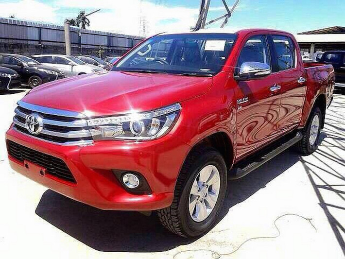 Phiên bản Hilux màu đỏ bị lộ diện này là bản Revo cao cấp nhất.
