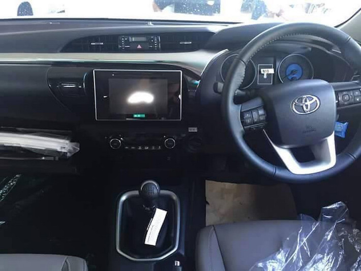 Các thông tin chi tiết sẽ được Toyota tiết lộ tại lễ ra mắt chính thức Hilux mới, tổ chức tại Thái vào ngày mai.