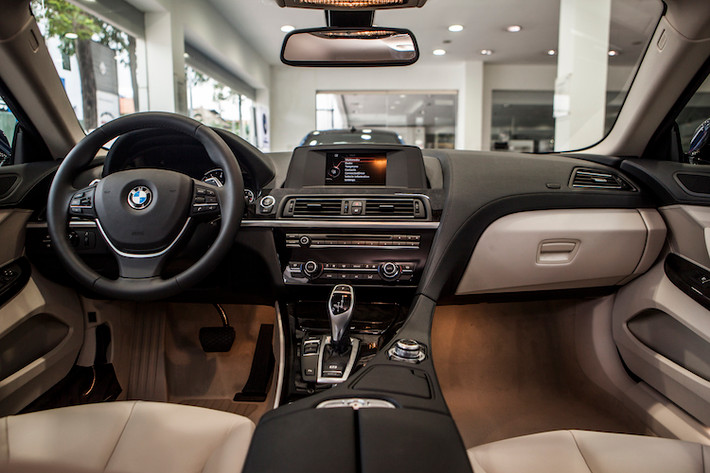 Thiết kế nội thất của 6 Series Gran Coupe 2015 vẫn dựa trên phiên bản 6 Series Coupe 2 cửa bình thường, sử dụng các chất liệu cao cấp và hướng đến cảm nhận của người ngồi sau tay lái,.