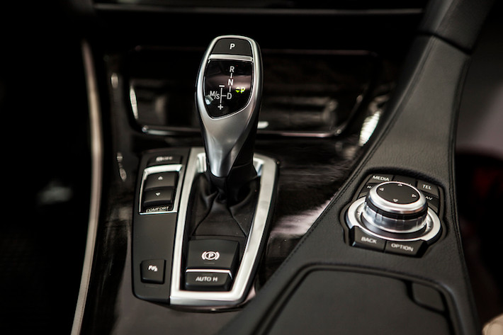 Trên BMW 6 Series mới, ốp nội thất đen bóng bao quanh khu vực điều khiển trung tâm tạo thành một cảm nhận hài hòa và trang nhã. Các đèn LED nội thất để chiếu sáng cho khu vực để chân, bục cửa.
